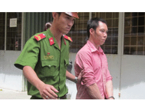 Giằng súng, tấn công công an ngay tại nhà