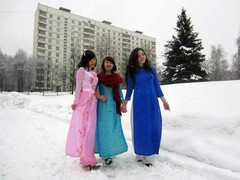 Nổi bật tà áo dài nữ sinh VN trên tuyết trắng nước Nga