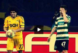 Ức trọng tài, lấy bóng...đập vào đầu