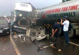 Xe container đâm nát đầu xe bồn, lái xe nguy kịch