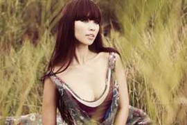 Siêu mẫu Hà Anh và mini show trải đầy hoa ly trắng