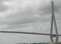 Nam thanh niên tự tử từ cầu dài nhất Đông Nam Á