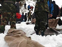 Lở tuyết khiến 150 binh lính bị chôn vùi