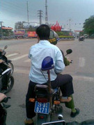 'CS 113' đi xe công chở người không đội mũ bảo hiểm