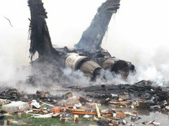 Video F-18 lao xuống chung cư như phim Hollywood