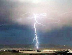 Đợi xe buýt dưới cây, một học sinh bị sét đánh chết