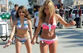 Sao Holywood diện bikini, rủ nhau trượt patin dạo phố