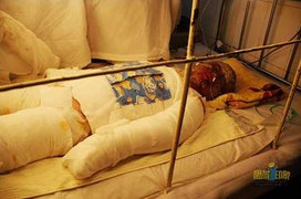 Xúc động bé 7 tuổi lao vào đám cháy cứu mẹ