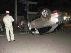 Ô tô Camry 4 chỗ “chổng vó” giữa đường