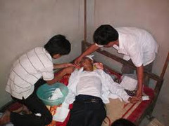 Một thầy giáo bị hai đối tượng bịt mặt tấn công