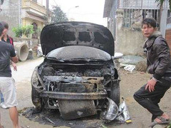 Xe Hyundai 4 chỗ bốc cháy bí ẩn trong đêm