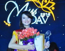 Rạng rỡ vẻ đẹp của hoa khôi Ngoại giao 2012