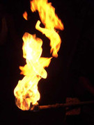 Video: Luồng khí từ lỗ khoan giếng vẫn cháy đêm ngày