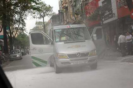 Ôtô chở du khách bốc cháy giữa Hà Nội