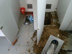 Mẹ bất ngờ sinh con vào bồn cầu