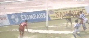 Vũng nước khiến sao V.League 
