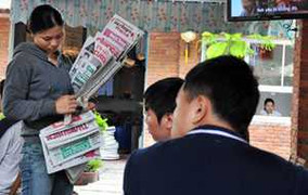 Đà Nẵng: Hỗn loạn giành giật đổi mũ bảo hiểm