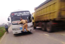 Bị xe khách đâm, CSGT phải bám cần gạt nước cả km