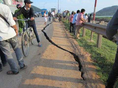 Nổ lớn, 2 người bị thương, QL1A nứt 20m