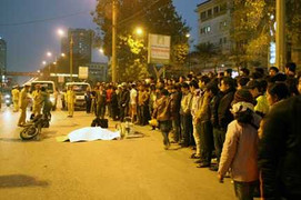 Xe ô tô đâm chết cụ bà 75 tuổi rồi bỏ chạy