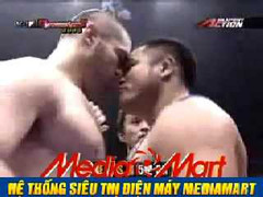 Hôn bất ngờ 'ăn' ngay cú đấm