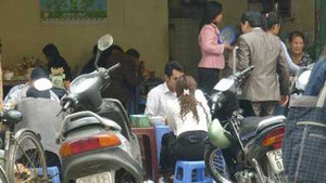 Phở gián, bún thạch sùng khuyến mại ruồi ở Hà Nội