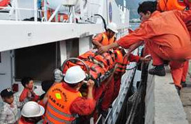 Đà Nẵng : Đưa thi thể ngư dân bị nạn trên biển vào bờ