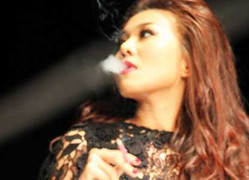 Hút thuốc trình diễn: Chỉ cảnh cáo Thanh Hằng?