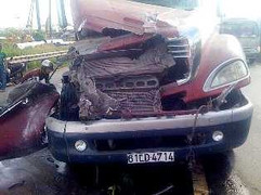 Mất phanh, xe container húc tung xe tải