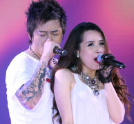 Lưu Hương Giang lột áo Tuấn Hưng trong đêm nhạc 18+