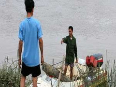 Dừng tàu vì phát hiện bom dưới cầu đường sắt