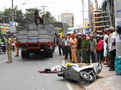 Thiệt mạng vì vừa đi đường vừa nghe điện thoại