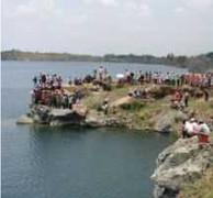 Vớt mũ dưới hồ, học sinh lớp 2 chết đuối