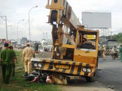 Xe cẩu húc hàng loạt xe máy, 3 người chết