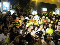 Fan Việt òa khóc vì không gặp được Big Bang