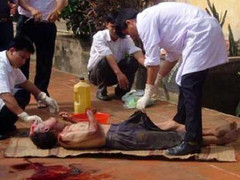 Người đàn ông chết bất thường với vết thương ở cổ