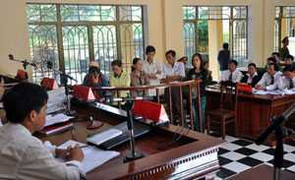 Hiệu trưởng và giáo viên cùng rủ nhau hầu tòa