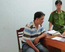 Bị xử phạt, cướp súng của cảnh sát