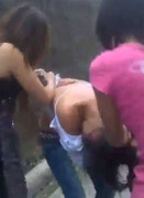 Ghen tuông, dùng kéo cắt trọc tóc tình địch