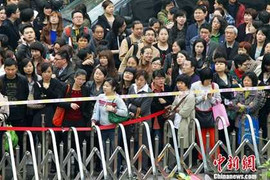 Trung Quốc: Chen chúc, mệt mỏi ghi danh cho con đi học