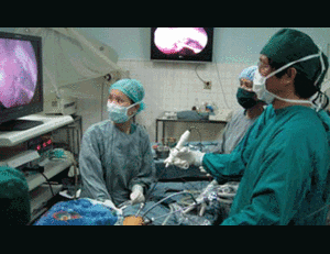 Tưởng thức ăn, nuốt chai dầu gió vào thực quản