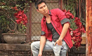 Khám phá chàng trai mùa hè năng động và gợi cảm