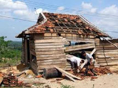 Lốc xoáy kèm mưa đá tàn phá cả xã nghèo