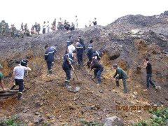 Vụ sạt lở đất, tiếp tục tìm kiếm 5 người mất tích