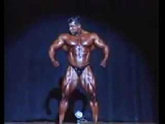 Lực sĩ nhảy múa theo nhạc