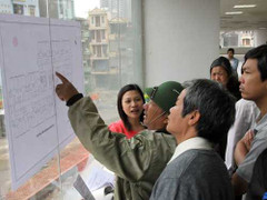 Dân bắt đầu rút tiền tiết kiệm mua nhà đất