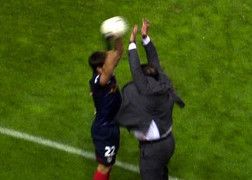 Đội nhà đang thua, HLV giơ tay chơi bóng rổ với đối thủ