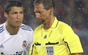 Bàn thắng 'ma': Từ sân cỏ Việt tới thế giới