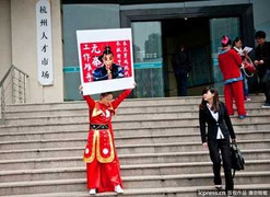 Nữ sinh hóa trang kêu gọi bình đẳng giới