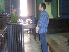 Cầm 2 tỉ của sếp, rủ bạn gái sang Campuchia đánh bạc